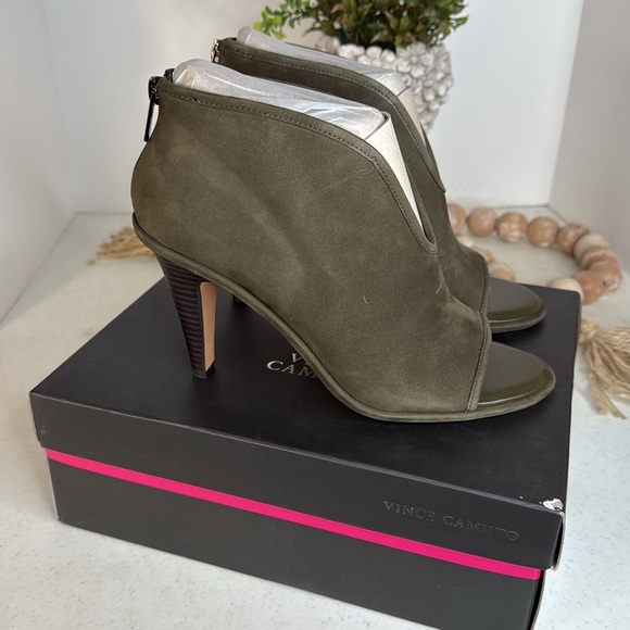Vince Camuto Finaleigh Nubuck Leather Heeled Bootie’s Size 10  Forest Green - Picture 10 of 10